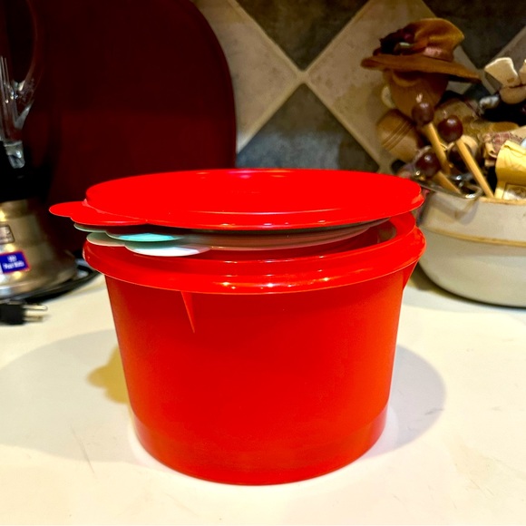 TUPPERWARE CLASSIC ROUND CANISTERS RED TURQUOISE WHITE FOOD STORAGE STACKABLE - Picture 10 of 11